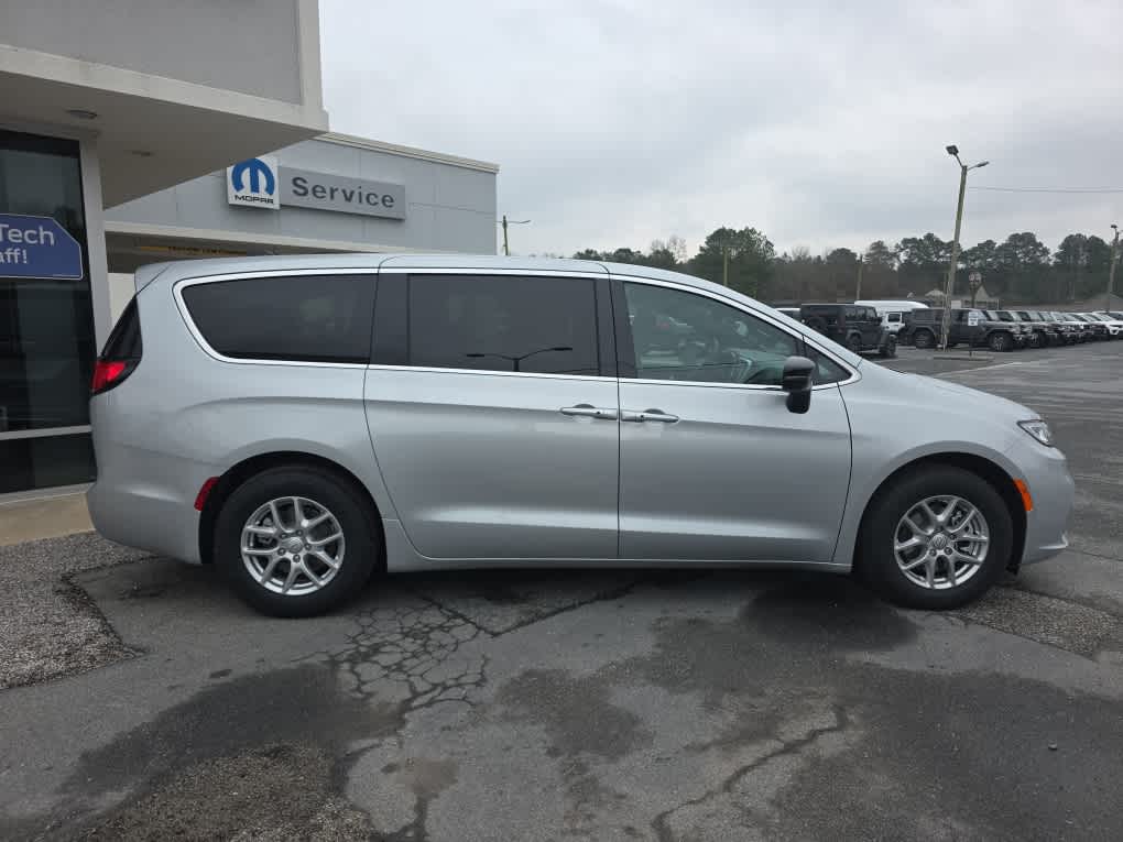 2026 Chrysler Pacifica Select - Photo 8