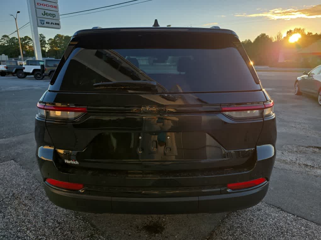 2025 Jeep Grand Cherokee Altitude photo 3