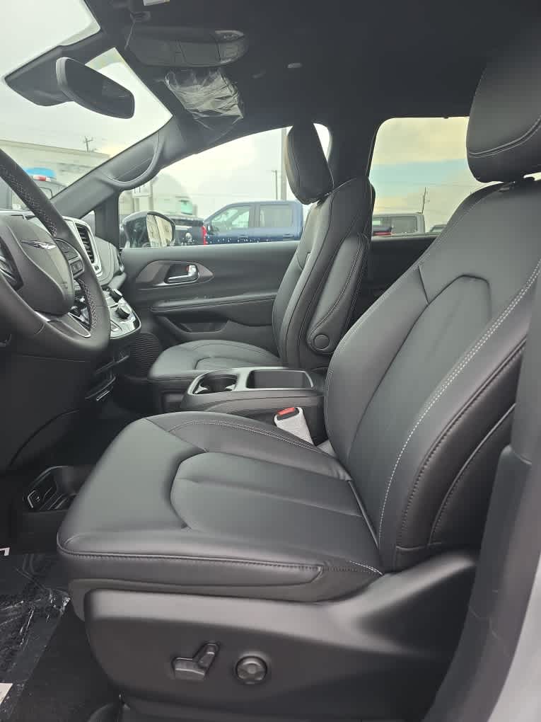 2026 Chrysler Pacifica Select - Photo 10