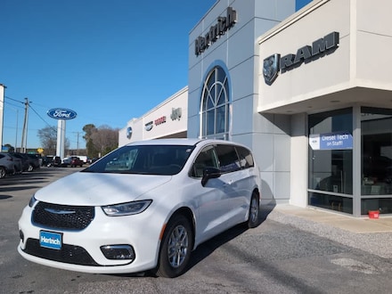 2025 Chrysler Pacifica SELECT Passenger Van