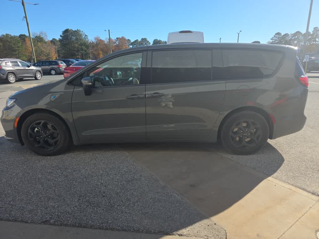 2023 Chrysler Pacifica Hybrid Touring L photo 2