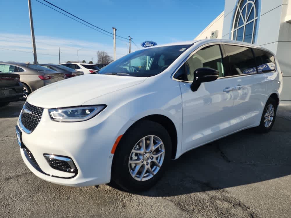 2025 Chrysler Pacifica Select's photo
