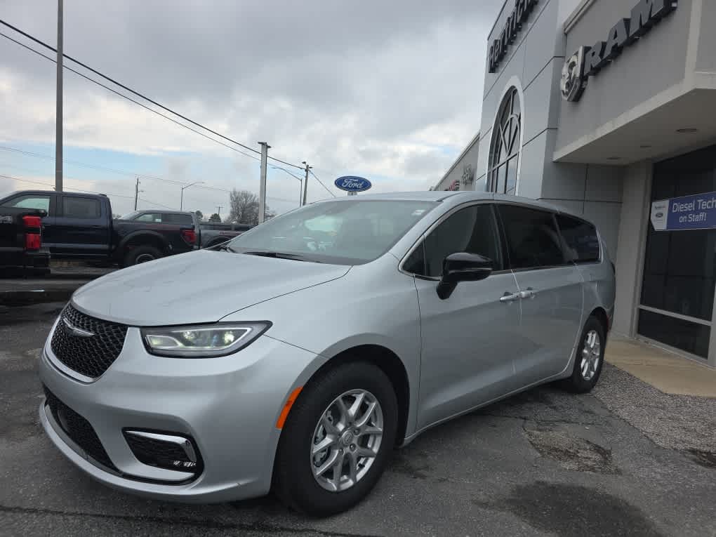 2026 Chrysler Pacifica Select's photo