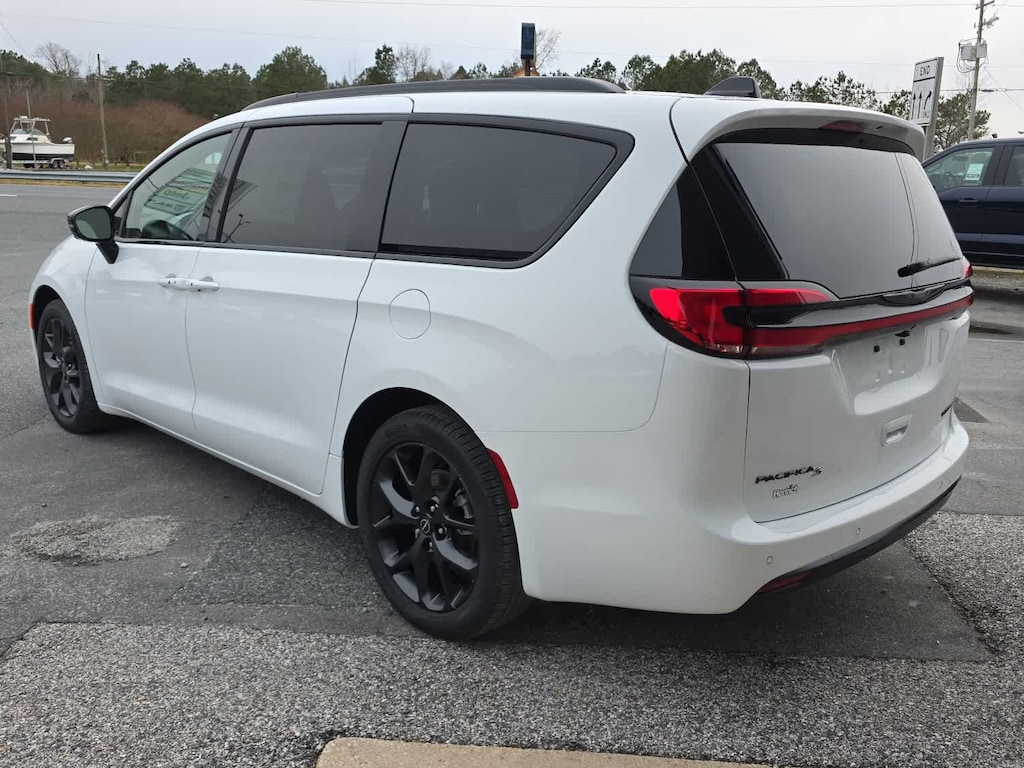 New 2026 Chrysler Pacifica LIMITED Passenger Van