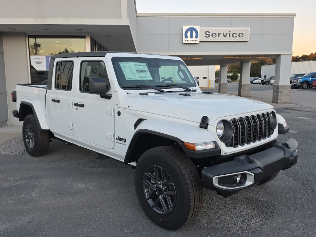 New 2025 Jeep Gladiator SPORT S 4X4 Pickup