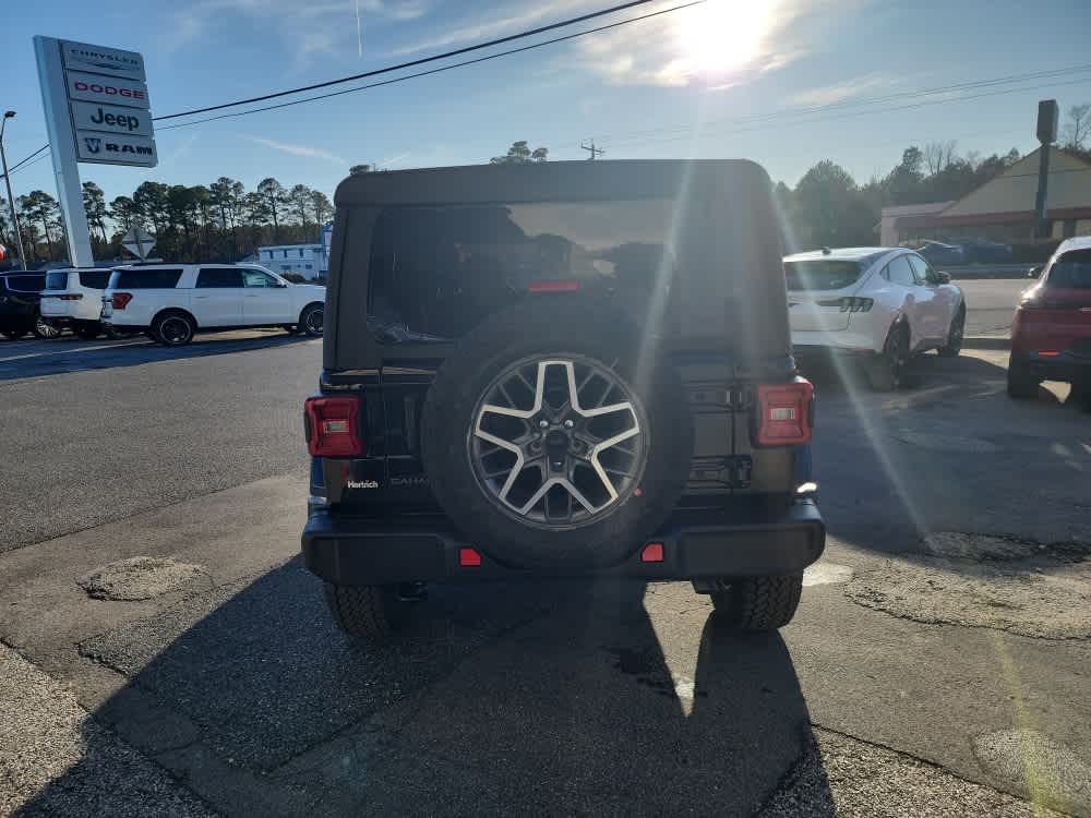 2025 Jeep Wrangler Sahara photo 4