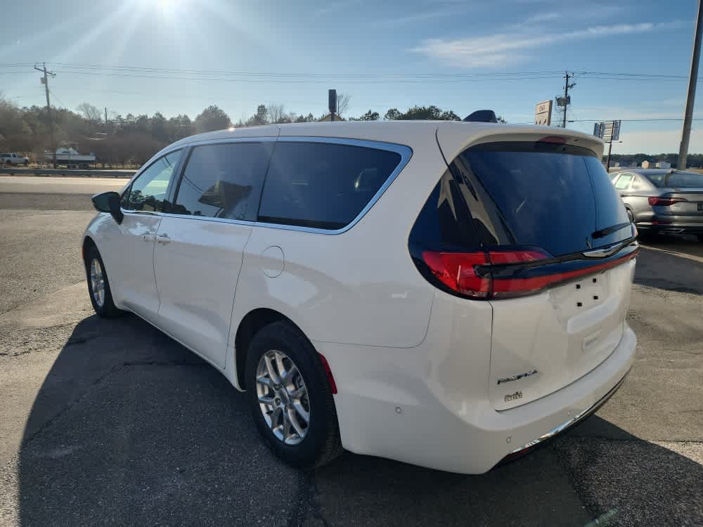 2025 Chrysler Pacifica photo 3