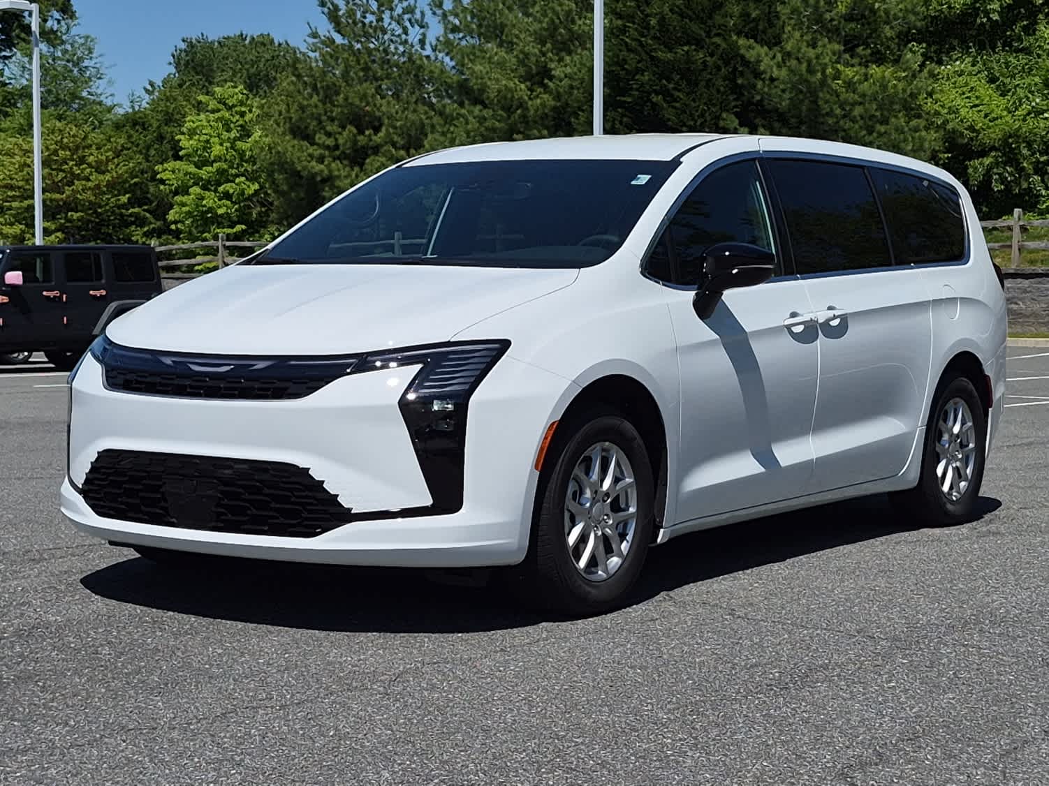 2027 Chrysler Pacifica Select's photo
