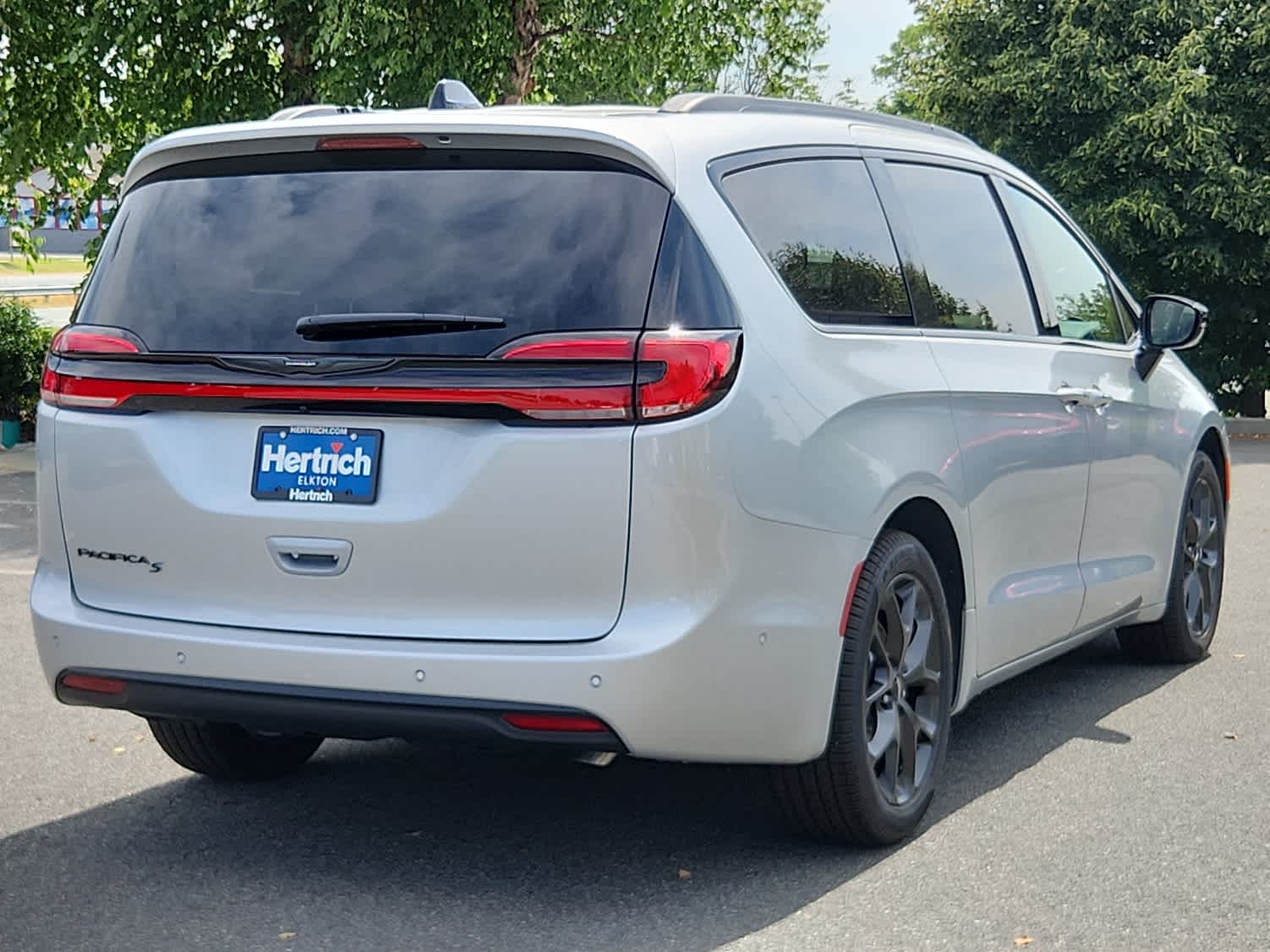 2024 Chrysler Pacifica Touring L photo 3