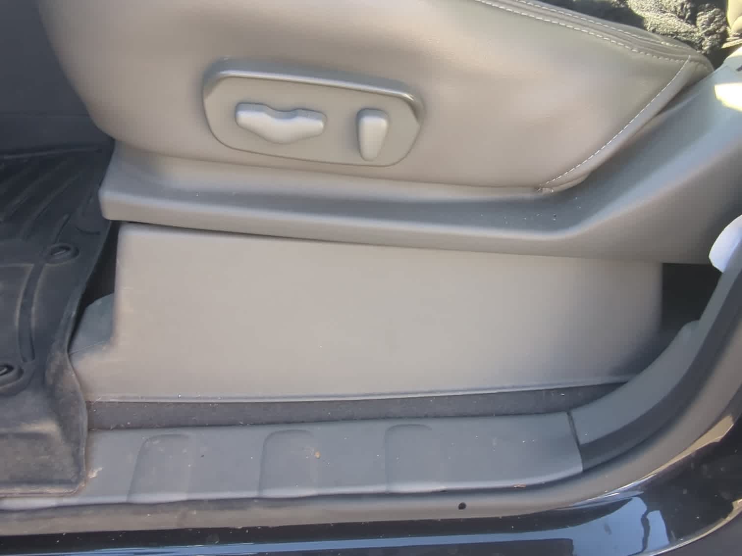 2019 Nissan Frontier SL Crew Cab photo 2