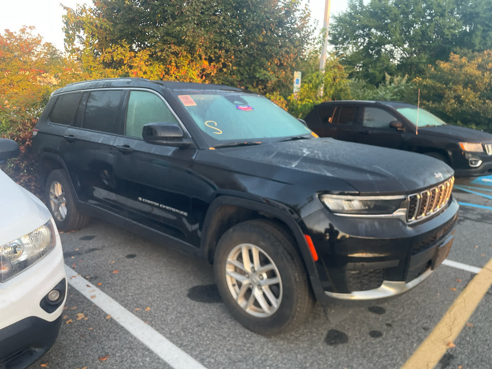 2022 Jeep Grand Cherokee Laredo photo 2