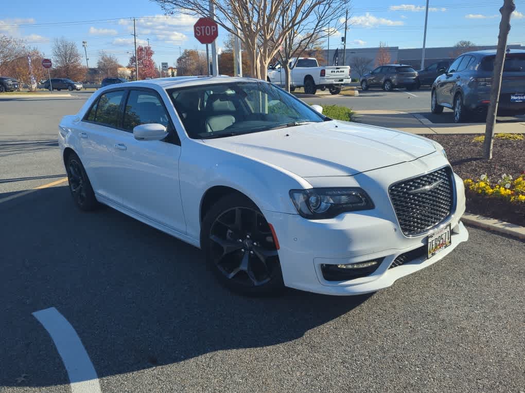 2023 Chrysler 300 Touring L photo 3