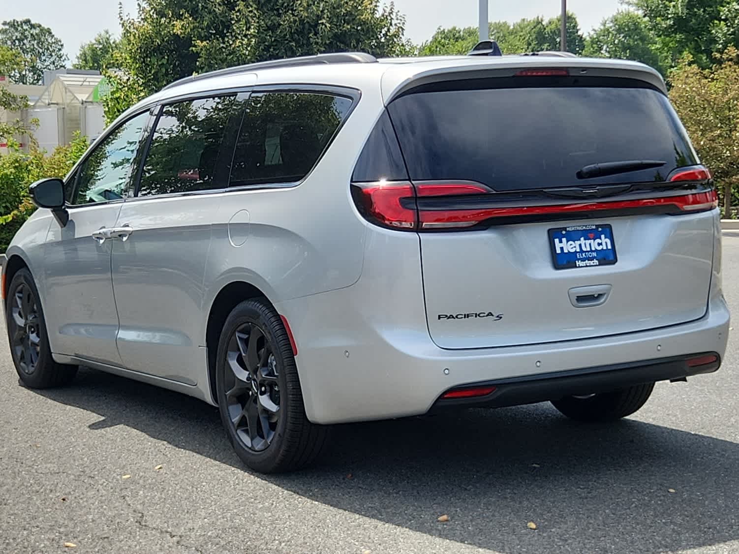 2024 Chrysler Pacifica Touring L photo 4