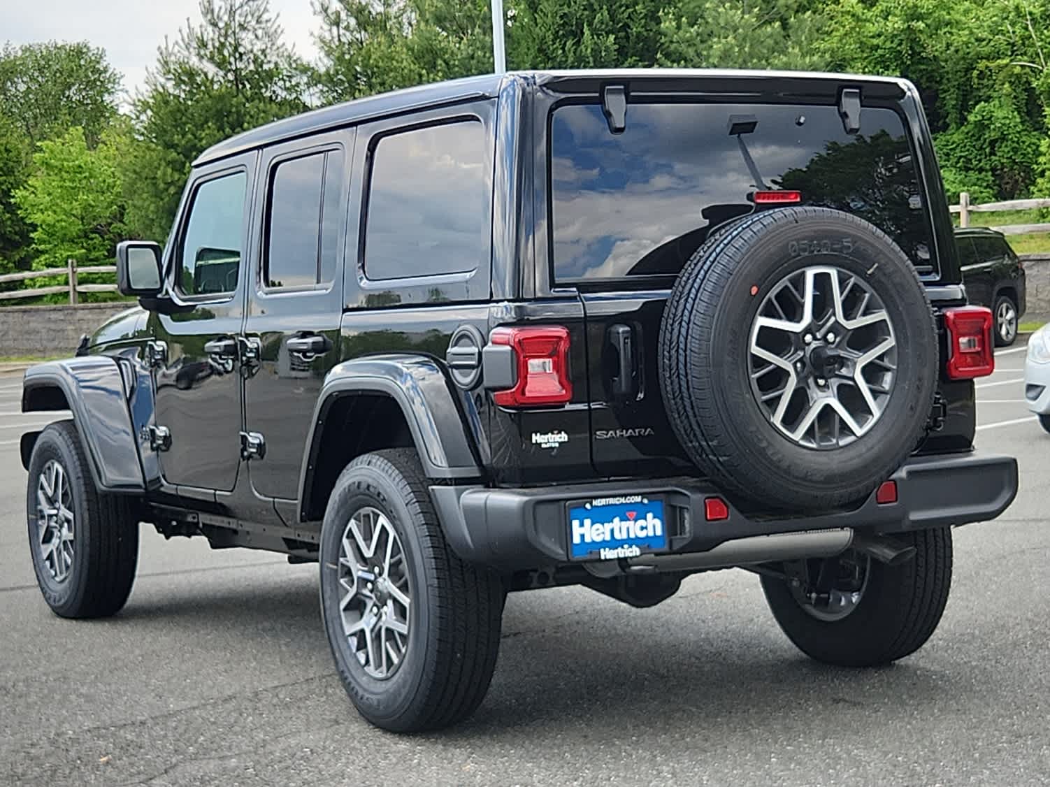 2025 Jeep Wrangler Sahara photo 4