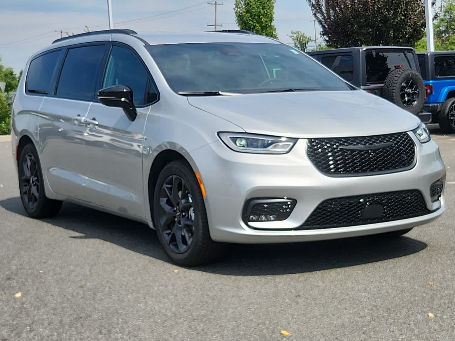 2024 Chrysler Pacifica Touring L photo 2