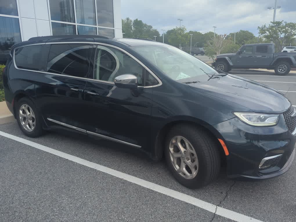 2022 Chrysler Pacifica Limited's photo