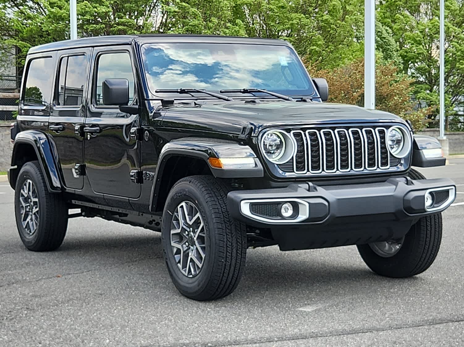 2025 Jeep Wrangler Sahara photo 2