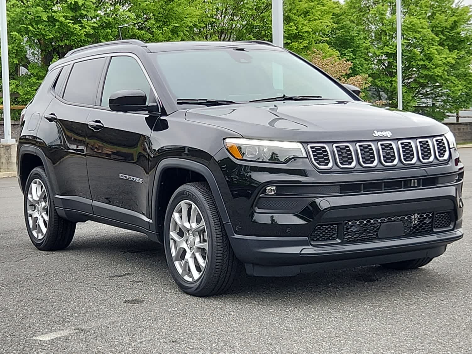 Used 2024 Jeep Compass Latitude Lux with VIN 3C4NJDFN2RT127183 for sale in Elkton, MD