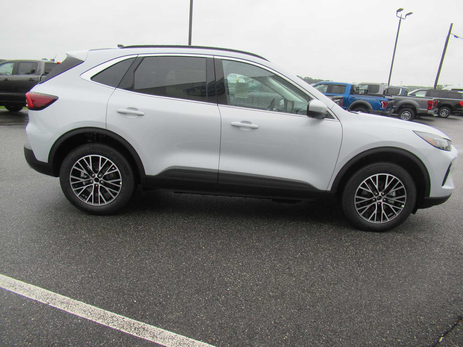 2025 Ford Escape photo 4