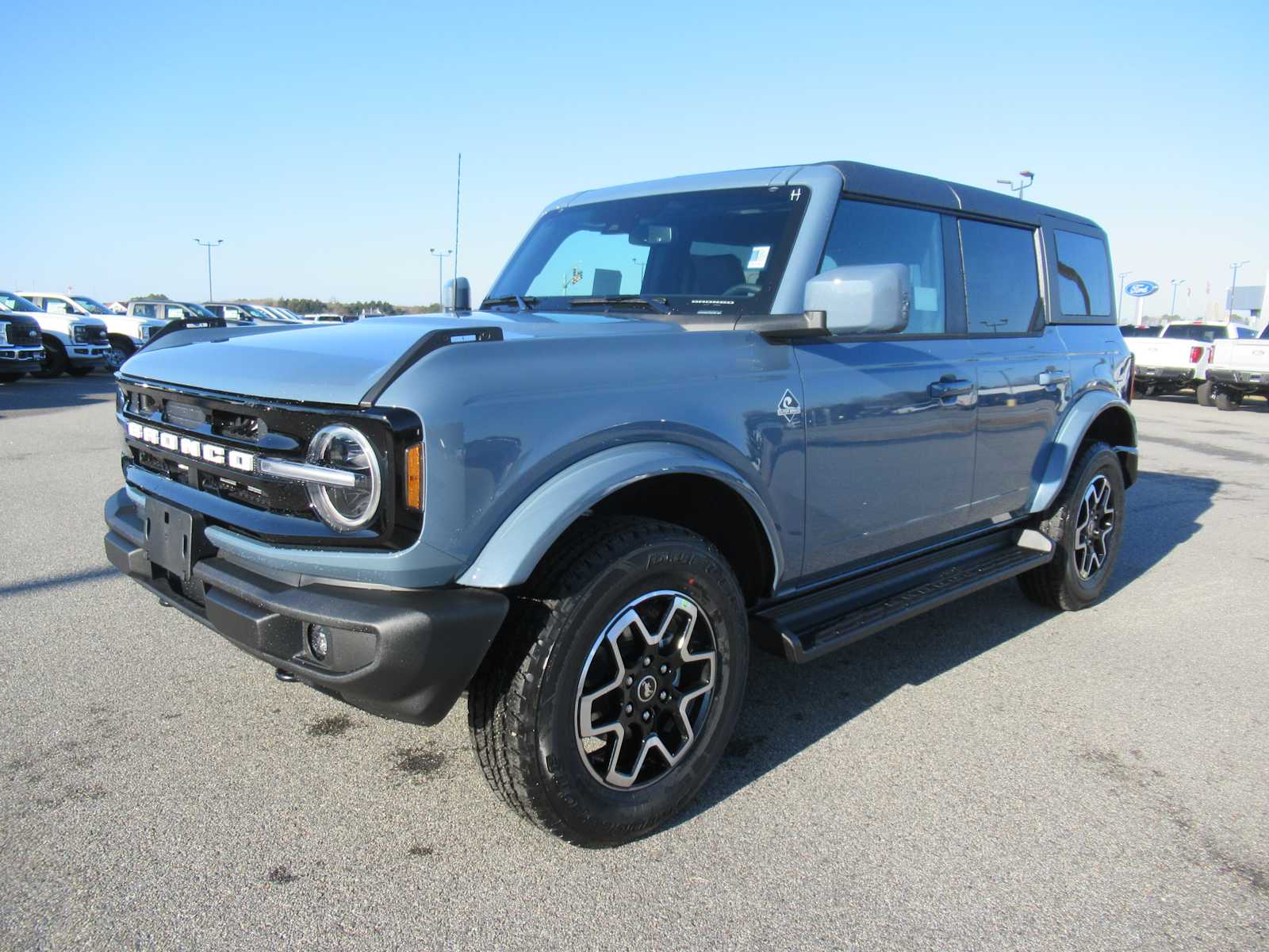 2025 Ford Bronco 4-Door Outer Banks's photo