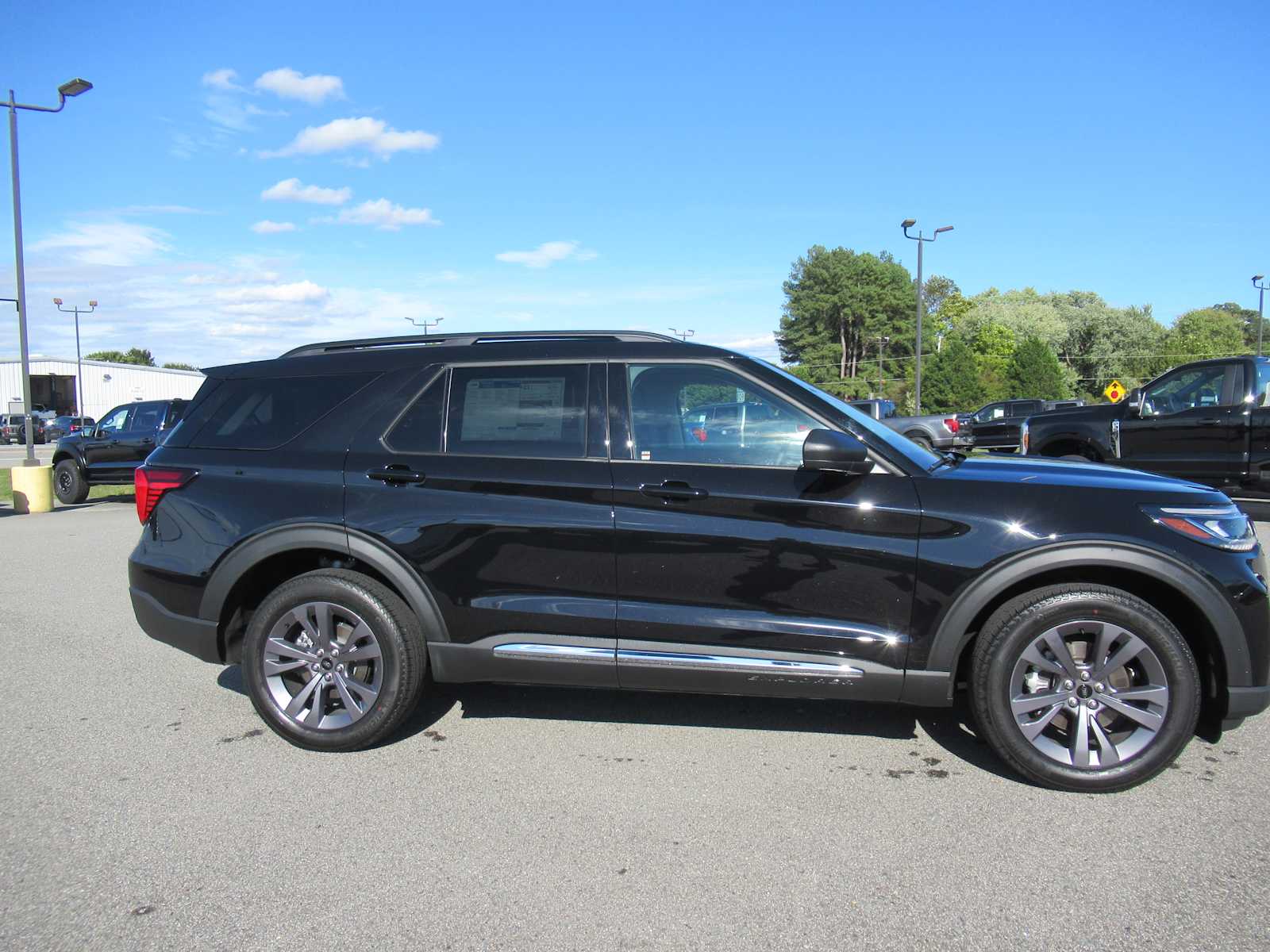 2025 Ford Explorer photo 3