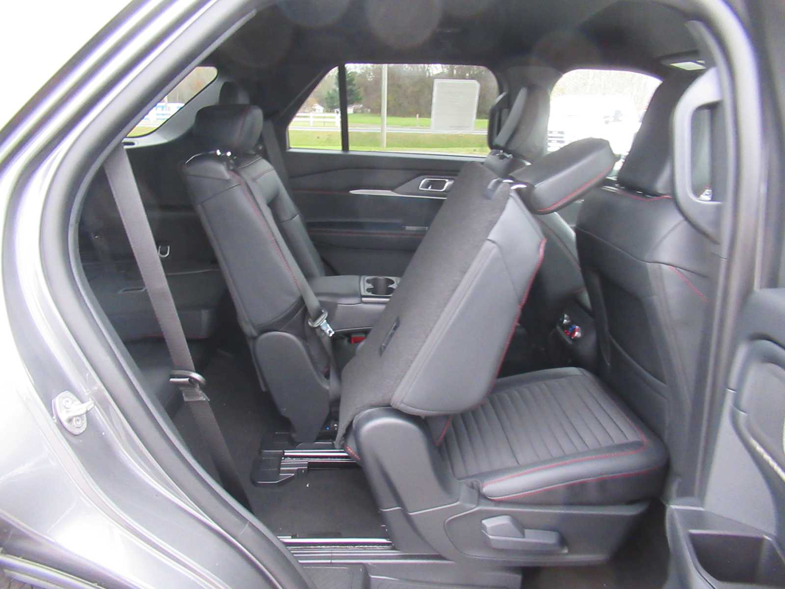 2026 Ford Explorer ST-Line - Photo 18