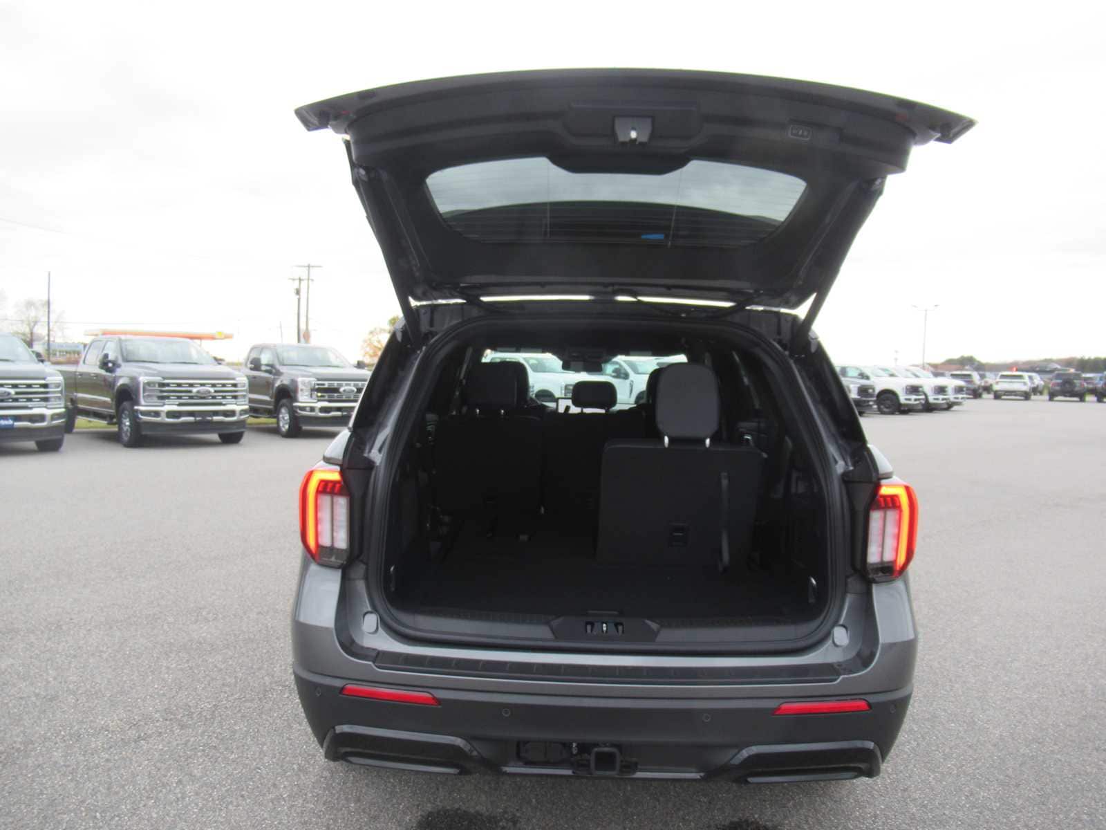 2026 Ford Explorer ST-Line - Photo 16