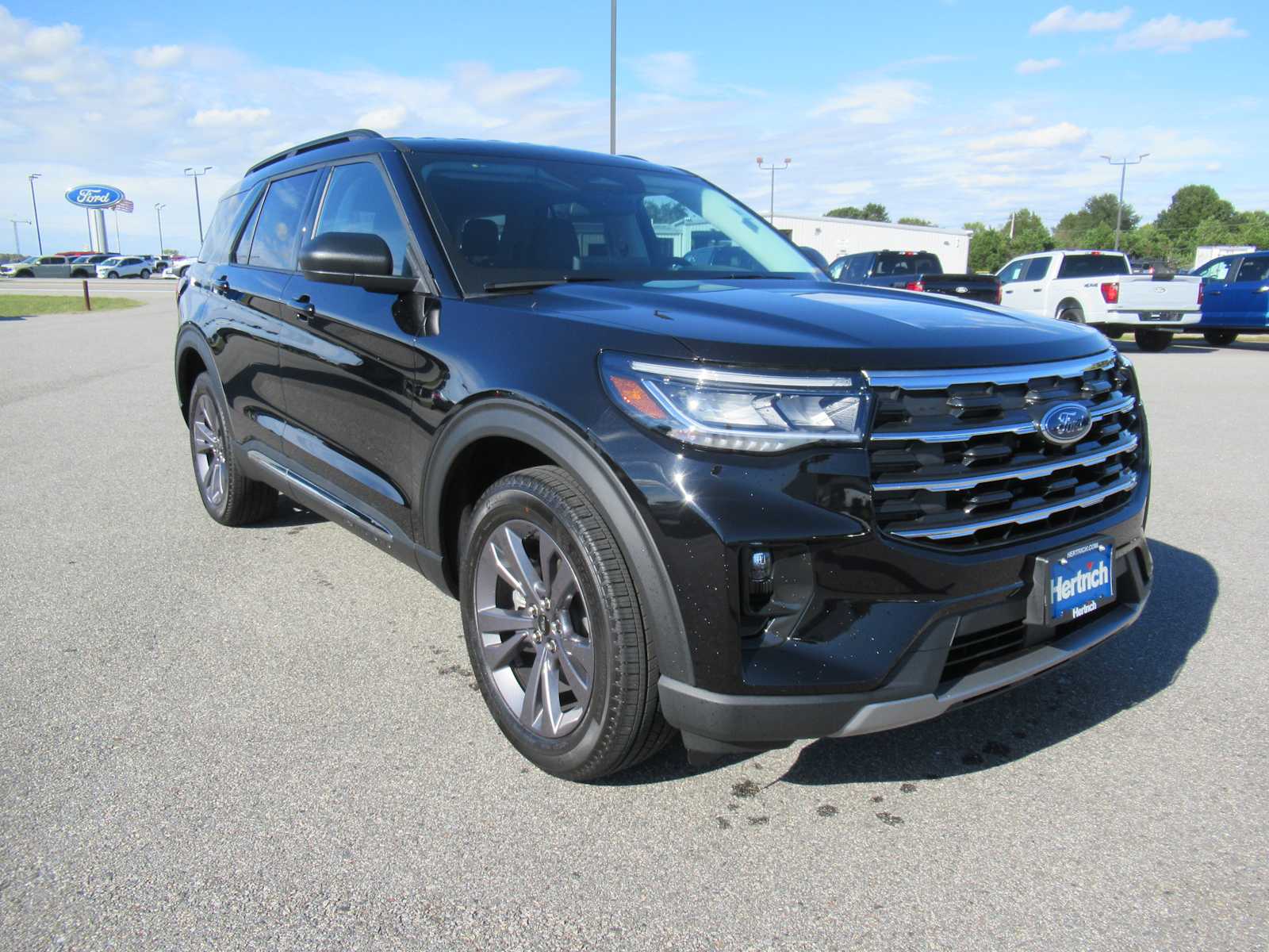 2025 Ford Explorer photo 2