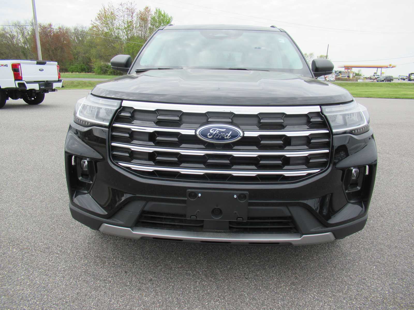 2025 Ford Explorer photo 2