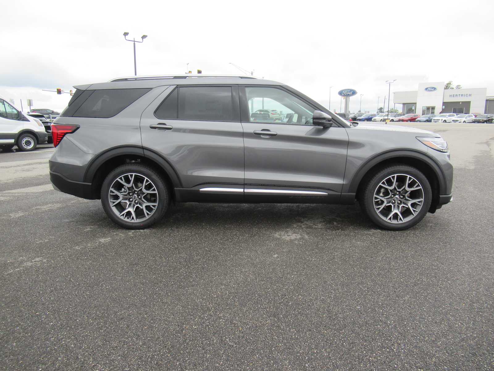2025 Ford Explorer Platinum photo 3