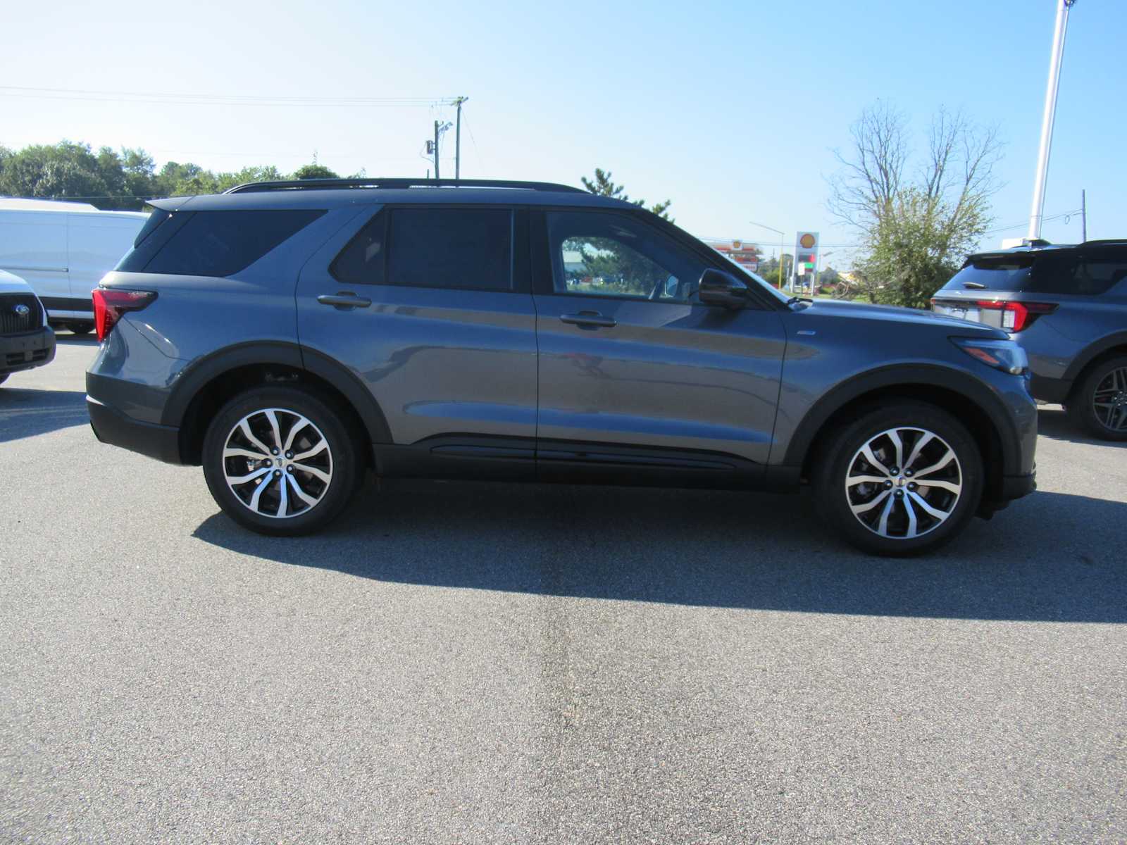 2025 Ford Explorer ST-Line photo 4