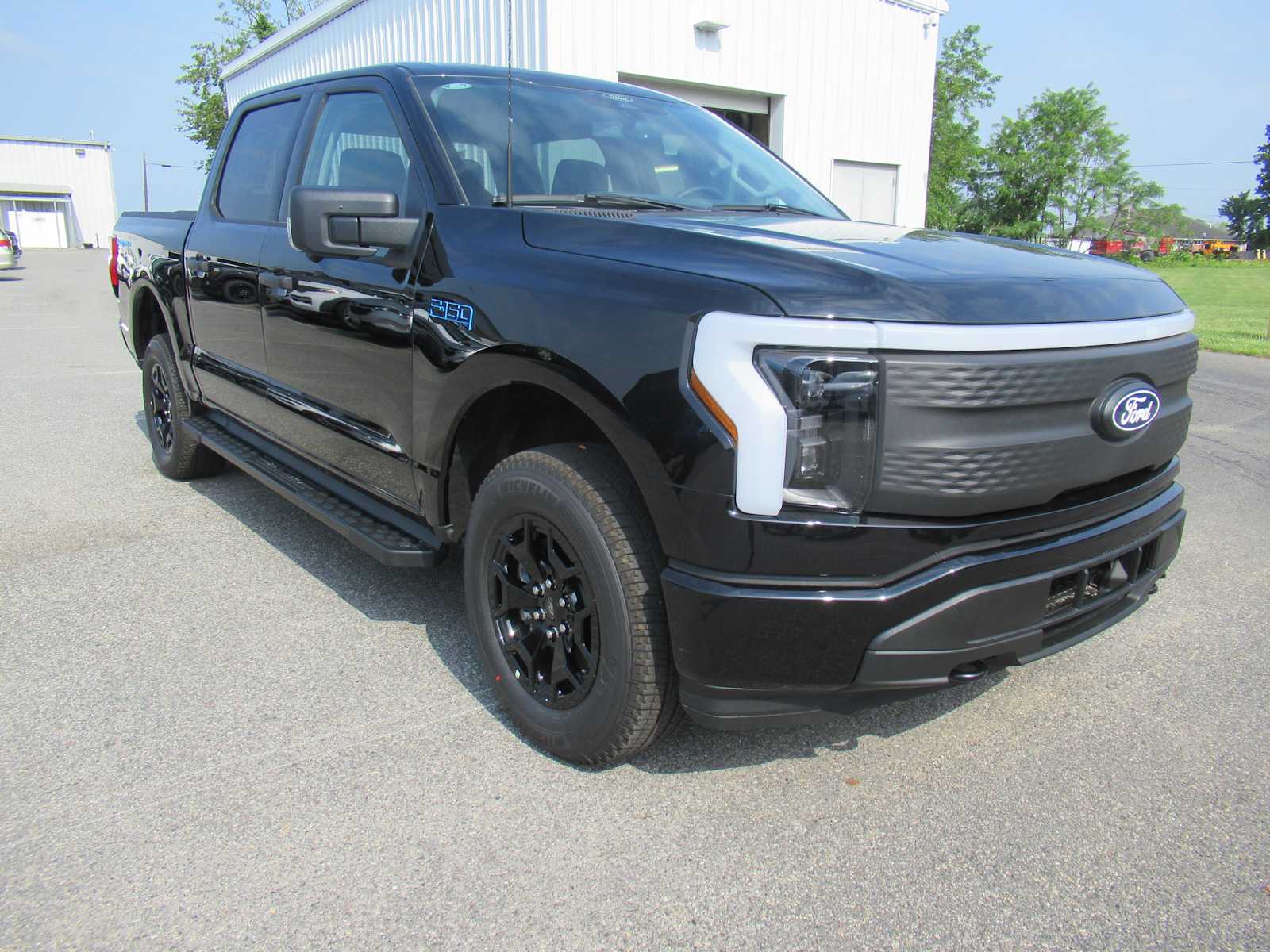 2025 Ford F-150 Lightning XLT photo 3
