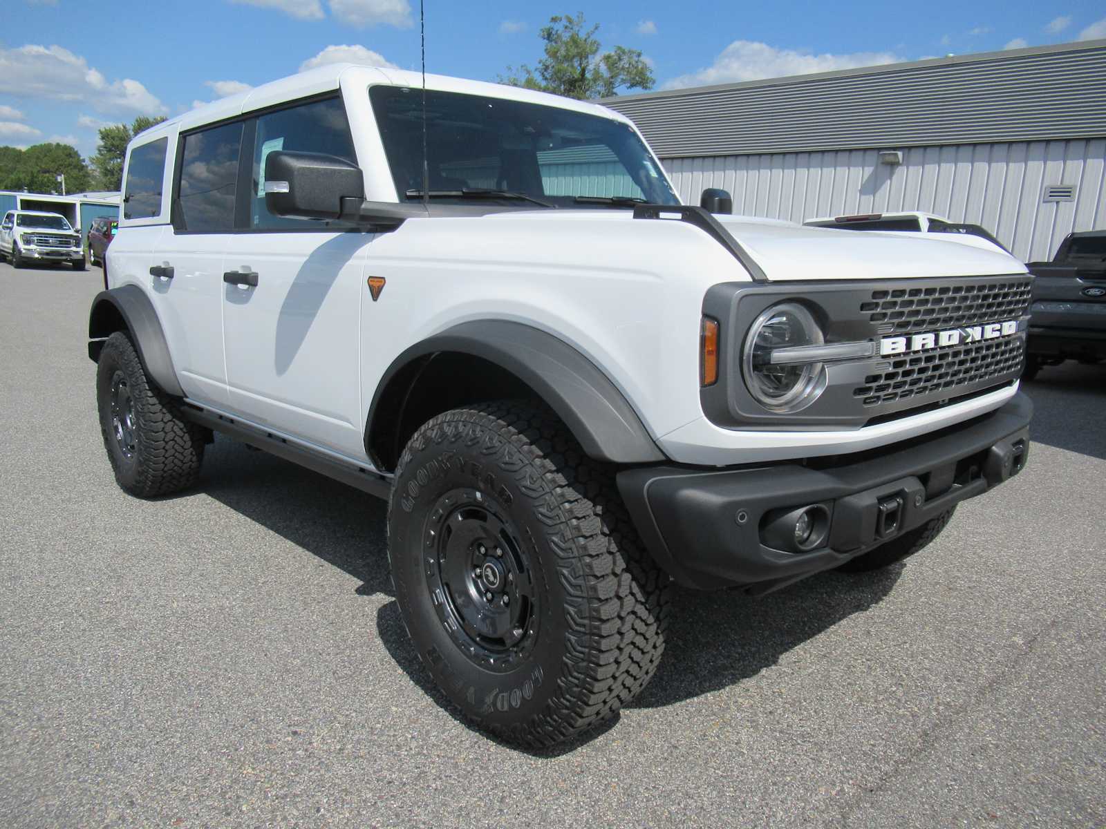 2025 Ford Bronco Badlands photo 2