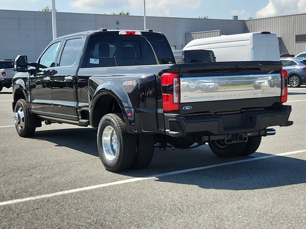 New 2025 Ford Super Duty F-350 DRW Platinum 4WD Crew Cab 8 Box 4WD Crew Cab 8 Box