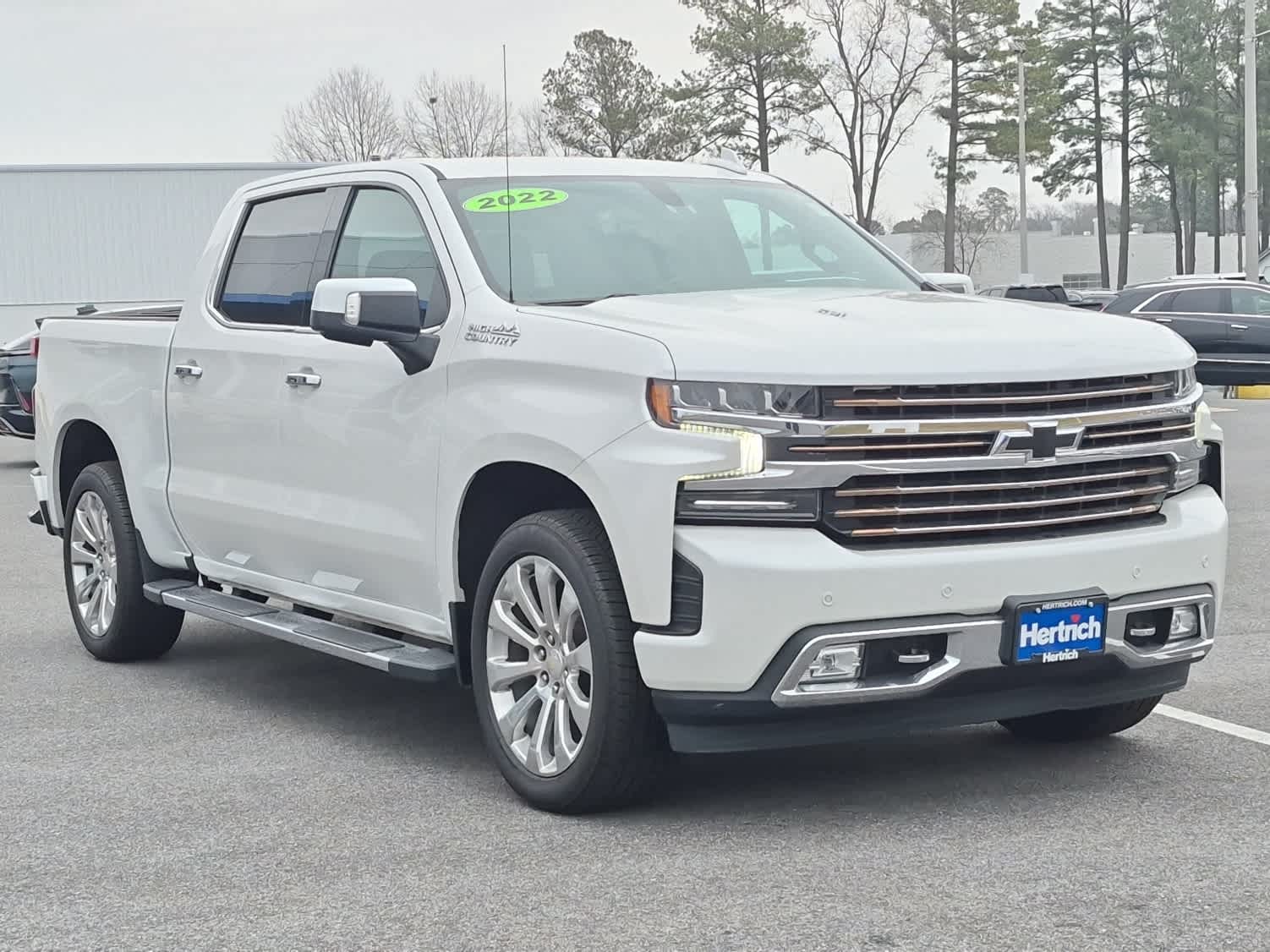 White (Iridescent Pearl Tricoat) 2022 Chevrolet Silverado 1500 High Country Crew Cab 4WD Pickup Truck Four-Wheel Drive Automatic