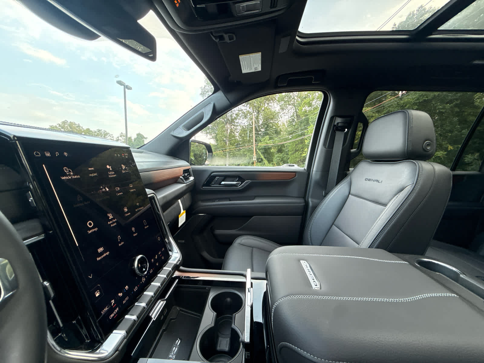 2026 GMC Yukon XL Denali - Photo 28