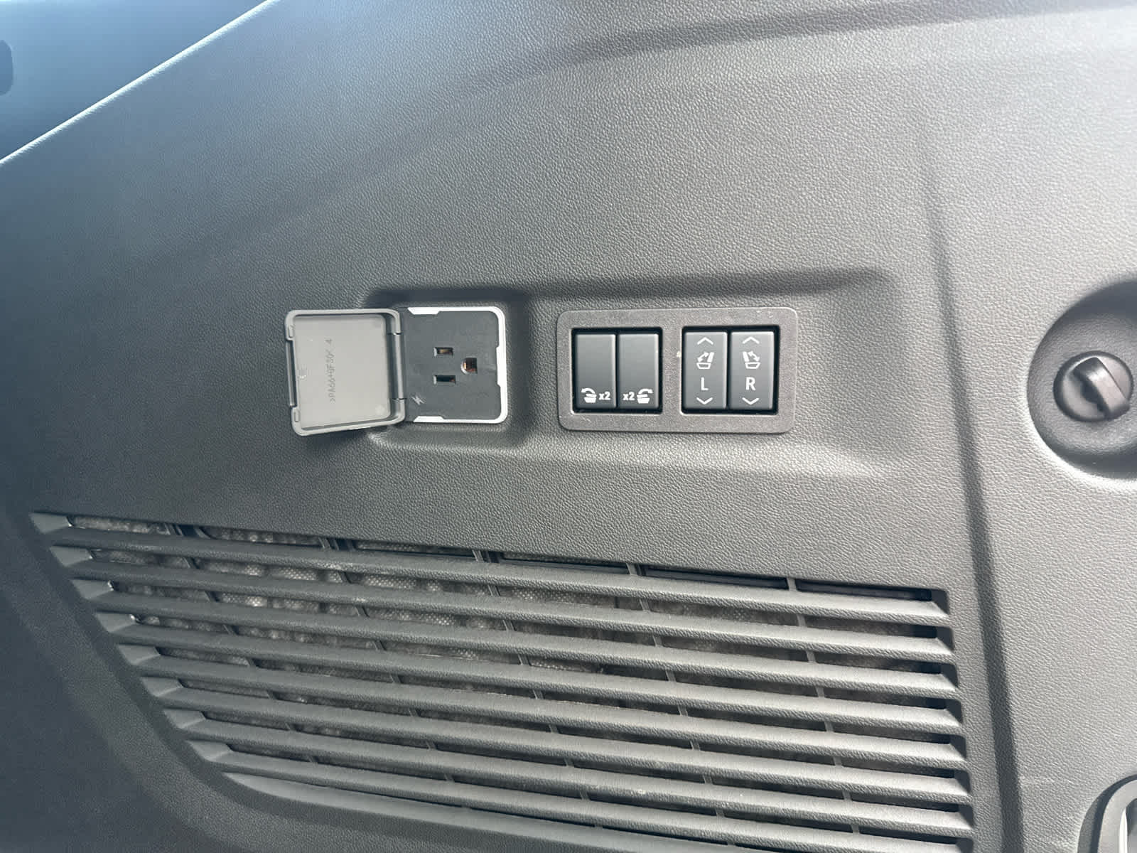 2026 GMC Yukon XL Denali - Photo 11