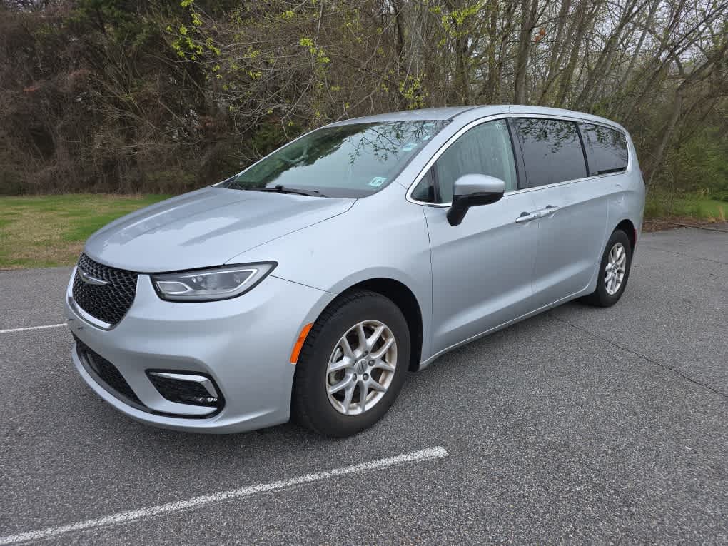 2023 Chrysler Pacifica Touring L's photo