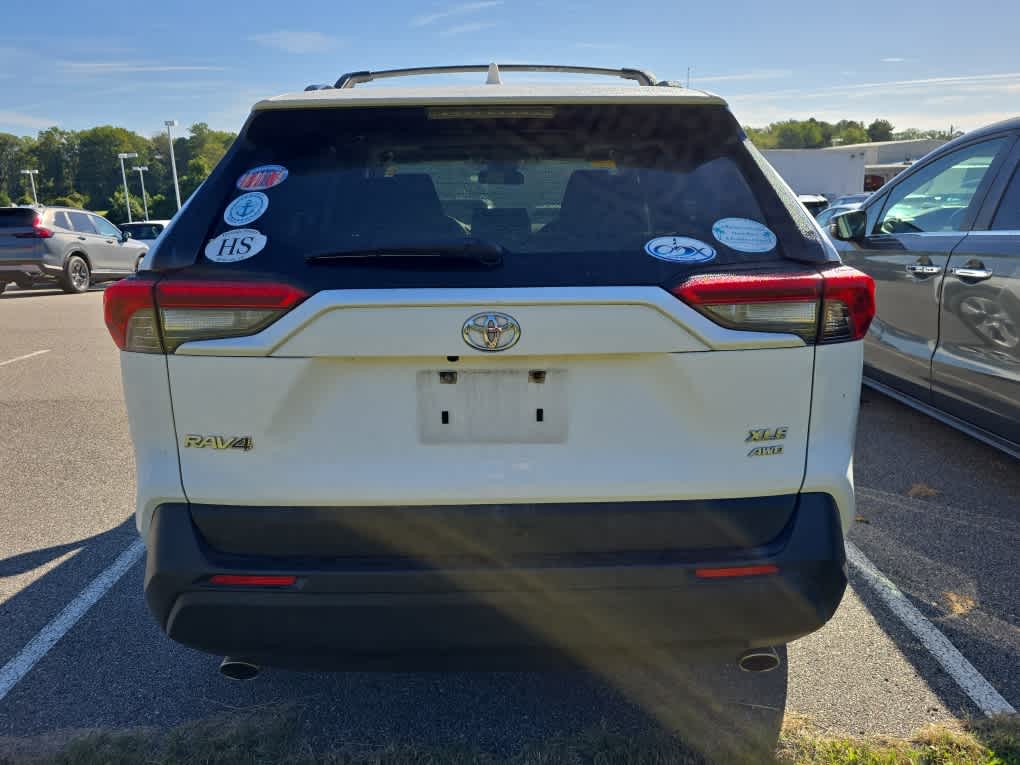 2019 Toyota RAV4 XLE photo 2
