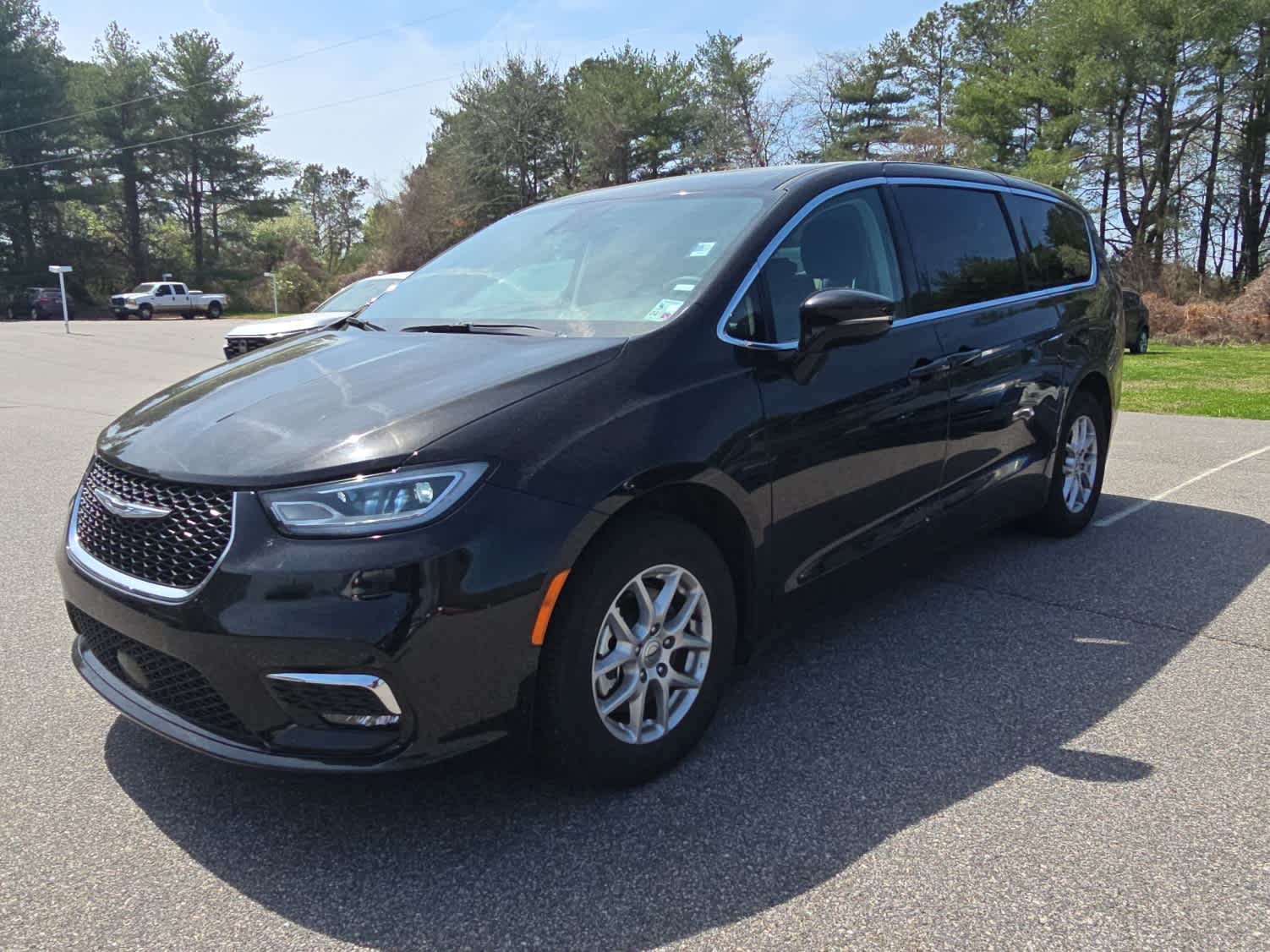 2024 Chrysler Pacifica Touring L's photo