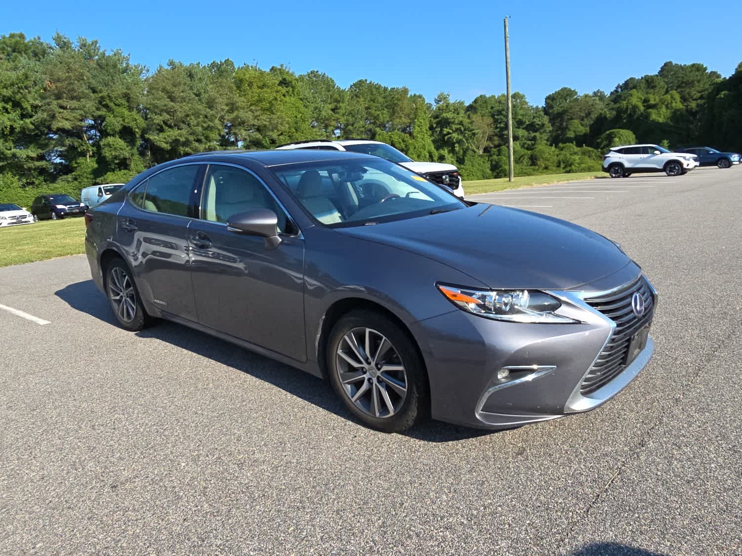 2016 Lexus ES 300h photo 3