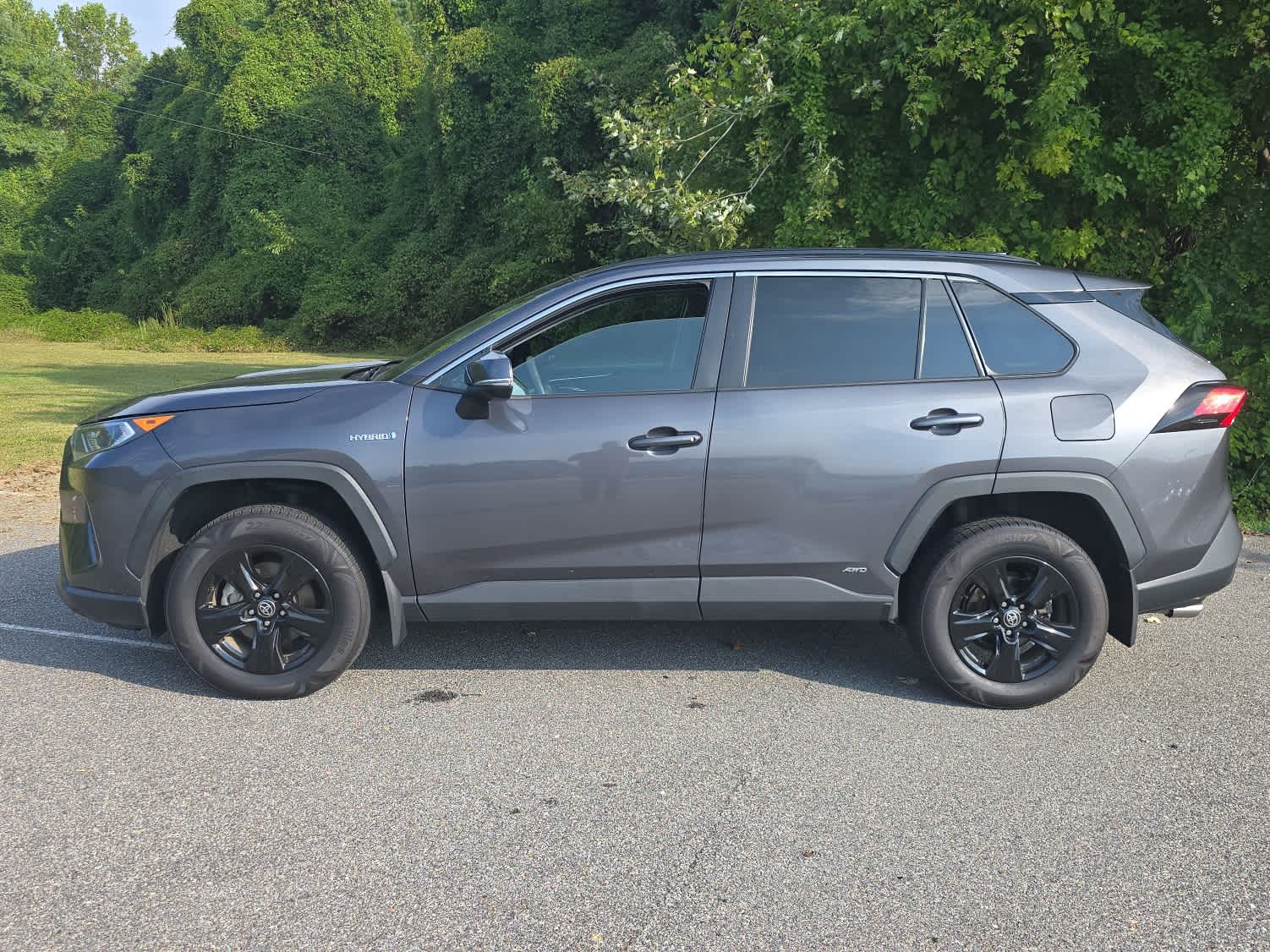 2021 Toyota RAV4 Hybrid XLE photo 2