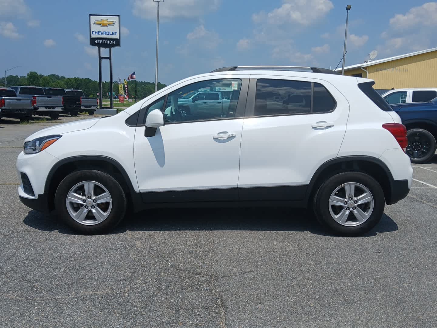 2022 Chevrolet Trax LT photo 2
