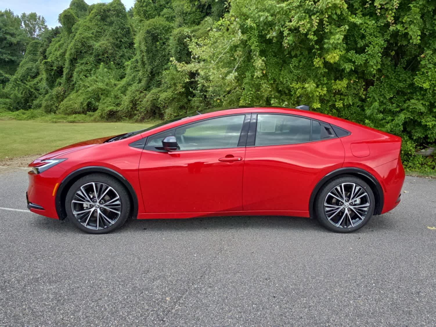 2025 Toyota Prius XLE photo 2