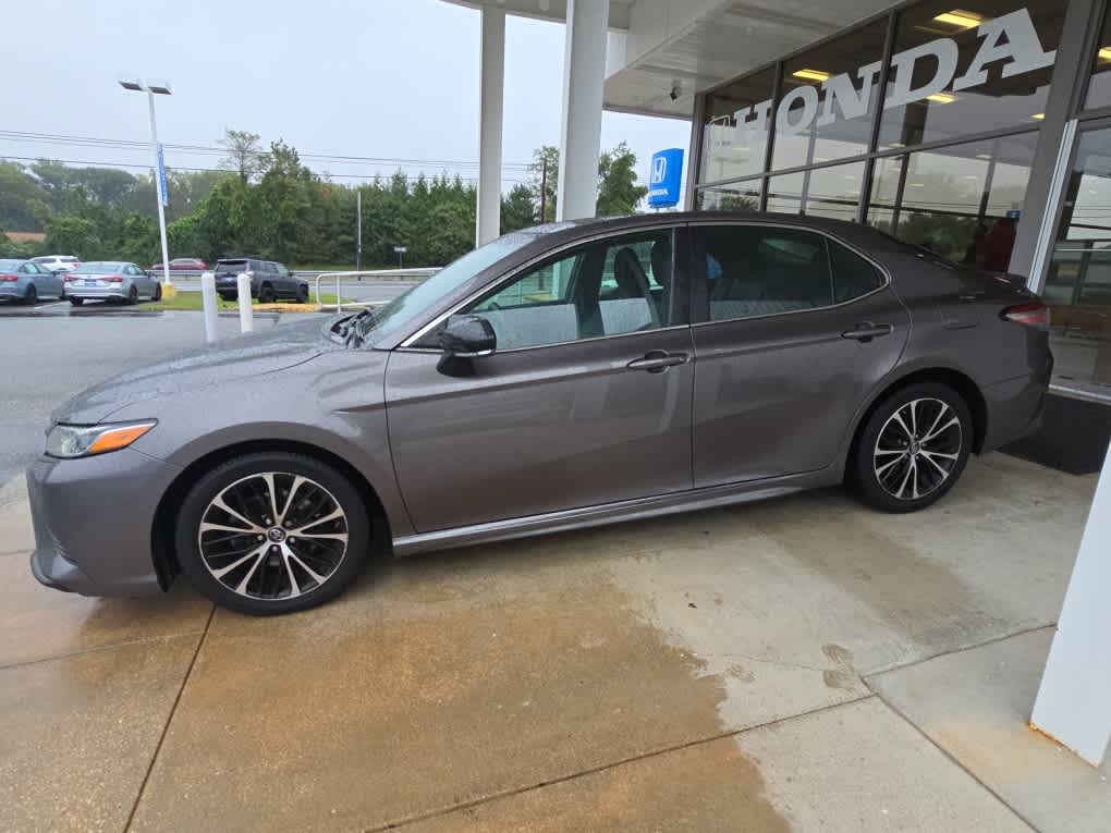 Used 2018 Toyota Camry SE with VIN 4T1B11HK8JU006619 for sale in Easton, MD