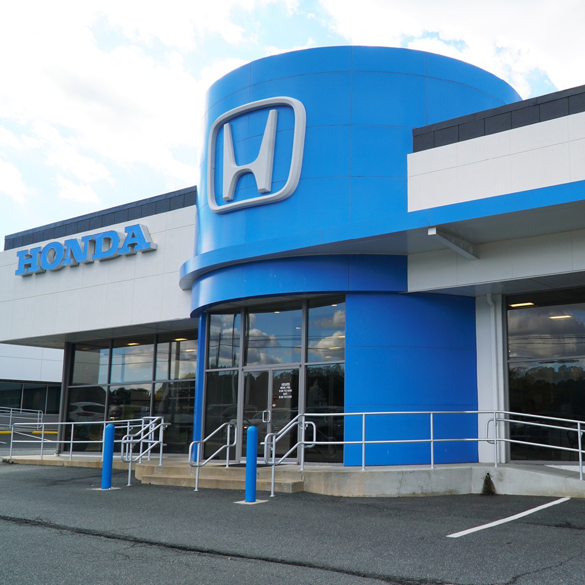 Front entrance of Hertrich Honda of Easton