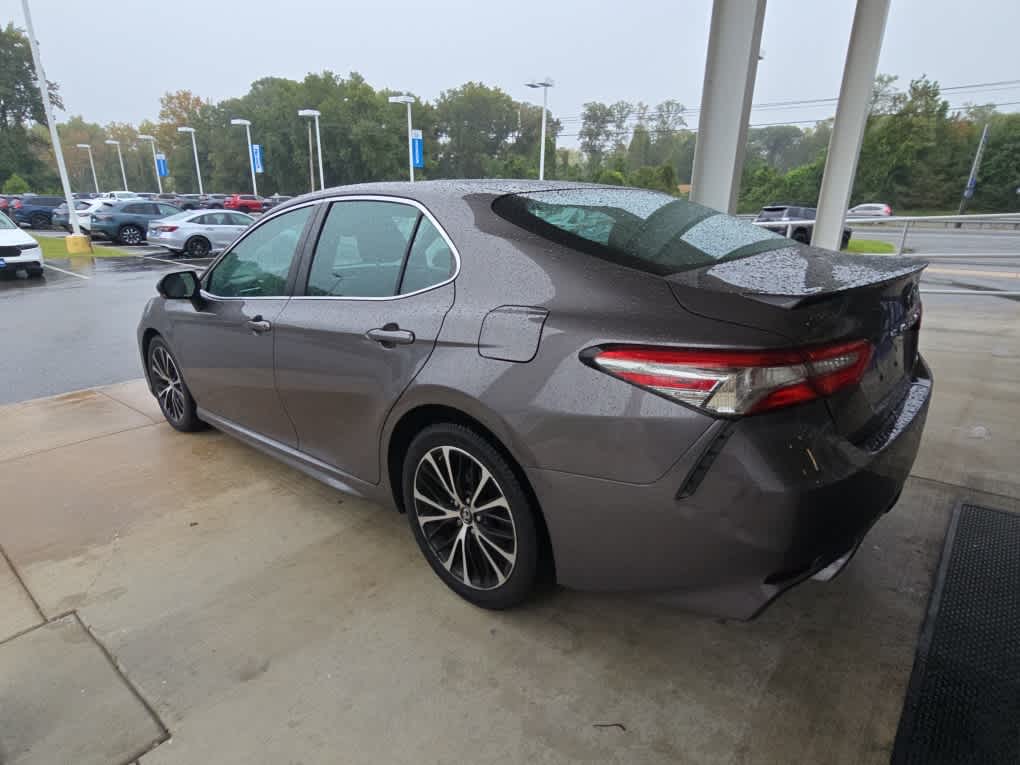 Used 2018 Toyota Camry SE with VIN 4T1B11HK8JU006619 for sale in Easton, MD