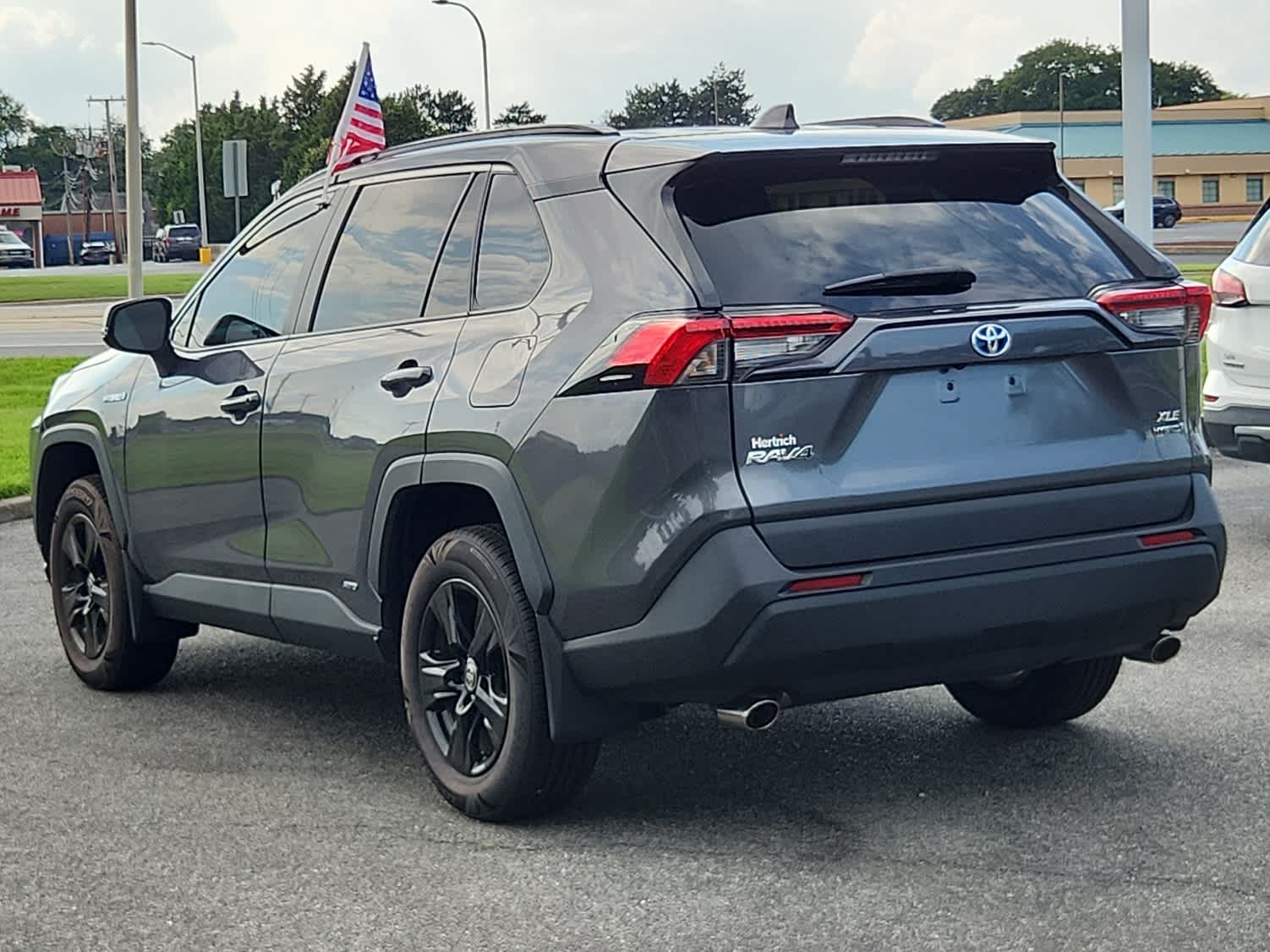 2021 Toyota RAV4 Hybrid XLE photo 4