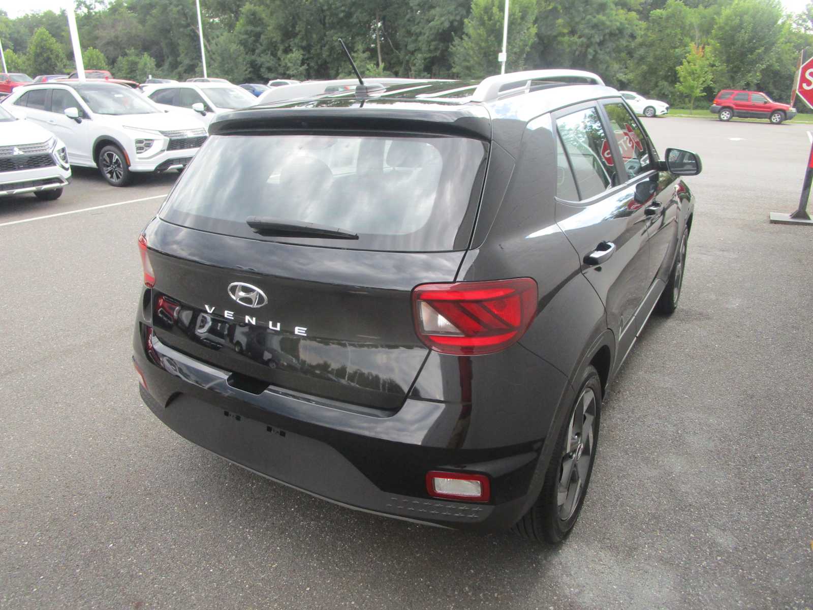2024 Hyundai Venue SEL photo 3
