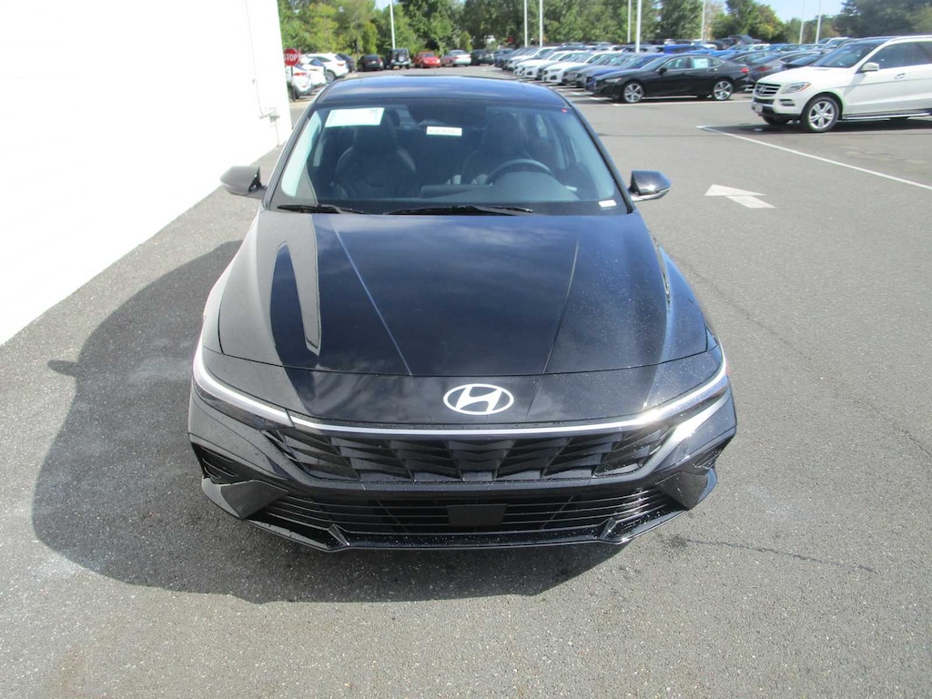 New 2025 Hyundai Elantra Limited Sedan